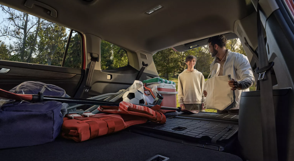 Loading cargo into VW Atlas cargo space