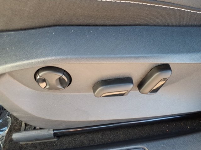 2026 Volkswagen Taos SE Black