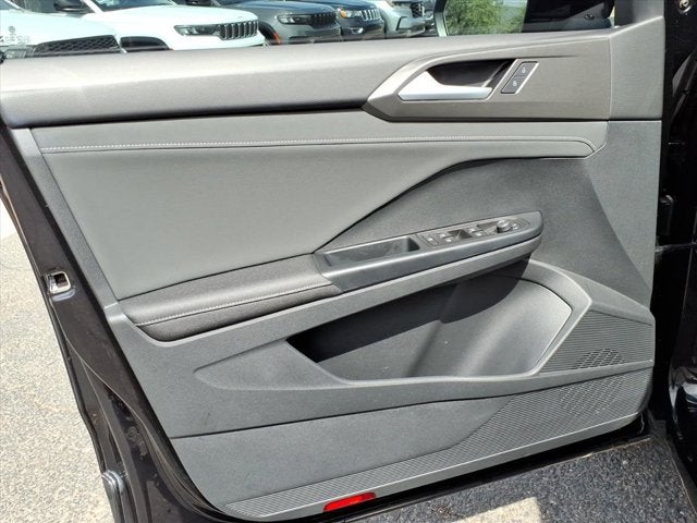 2025 Volkswagen Taos SE Black