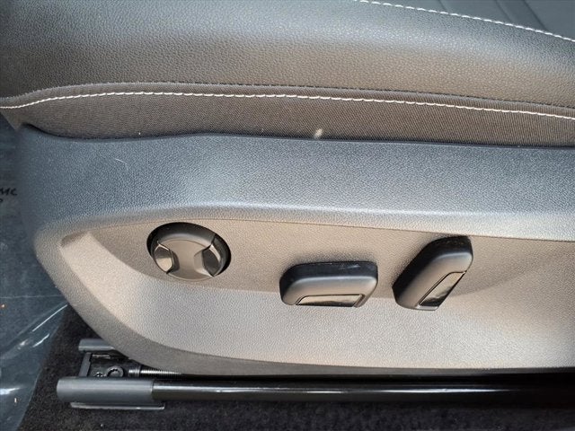 2025 Volkswagen Taos SE Black