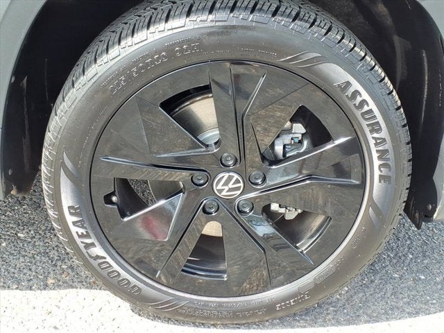 2025 Volkswagen Taos SE Black