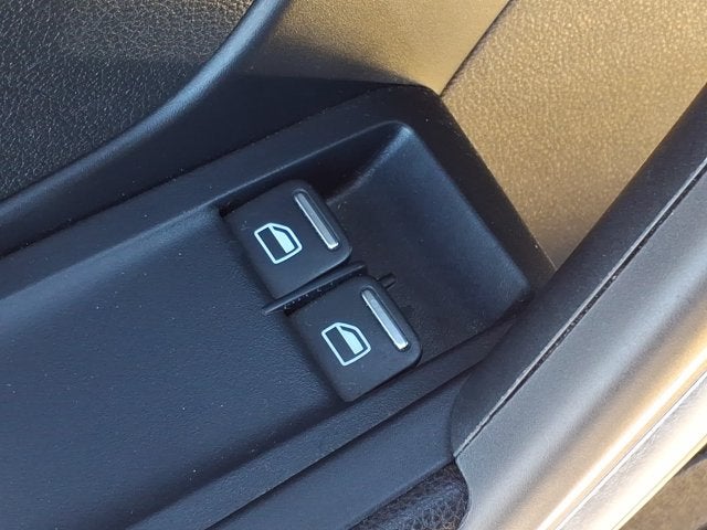2012 Volkswagen Beetle 2.5L w/Sun/Sound/Nav PZEV