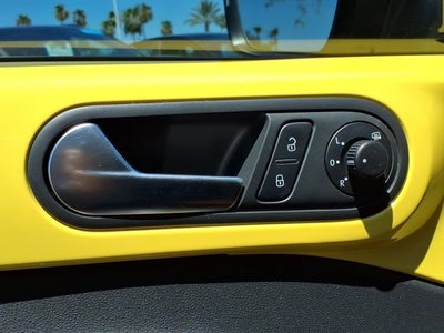 2012 Volkswagen Beetle 2.5L w/Sun/Sound/Nav PZEV